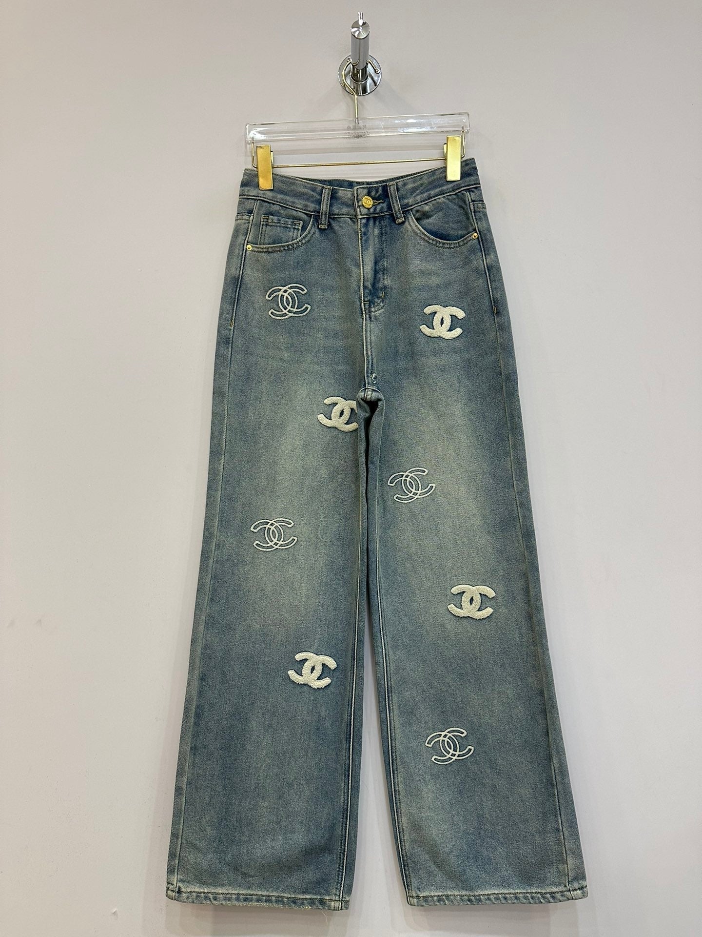 New Jeans with small logo embroidery