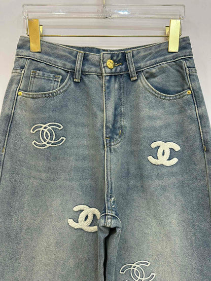 New Jeans with small logo embroidery