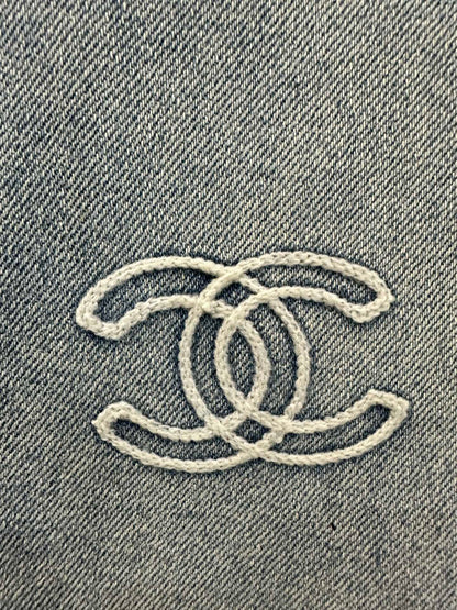 New Jeans with small logo embroidery